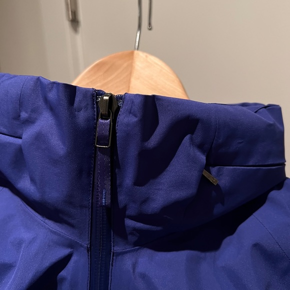 Arc'teryx A2B Commuter Hardshell Jacket Women's - Medium - BRAND NEW - Picture 2 of 6